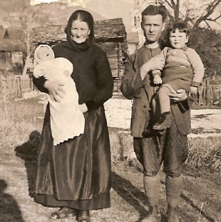 Papa Heinrich mit André.jpg